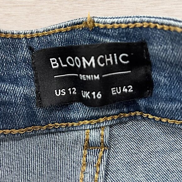 BLOOMCHIC Distressed Light Wash Stretch Denim Jeans Shorts Women's Size 12 - Picture 3 of 4